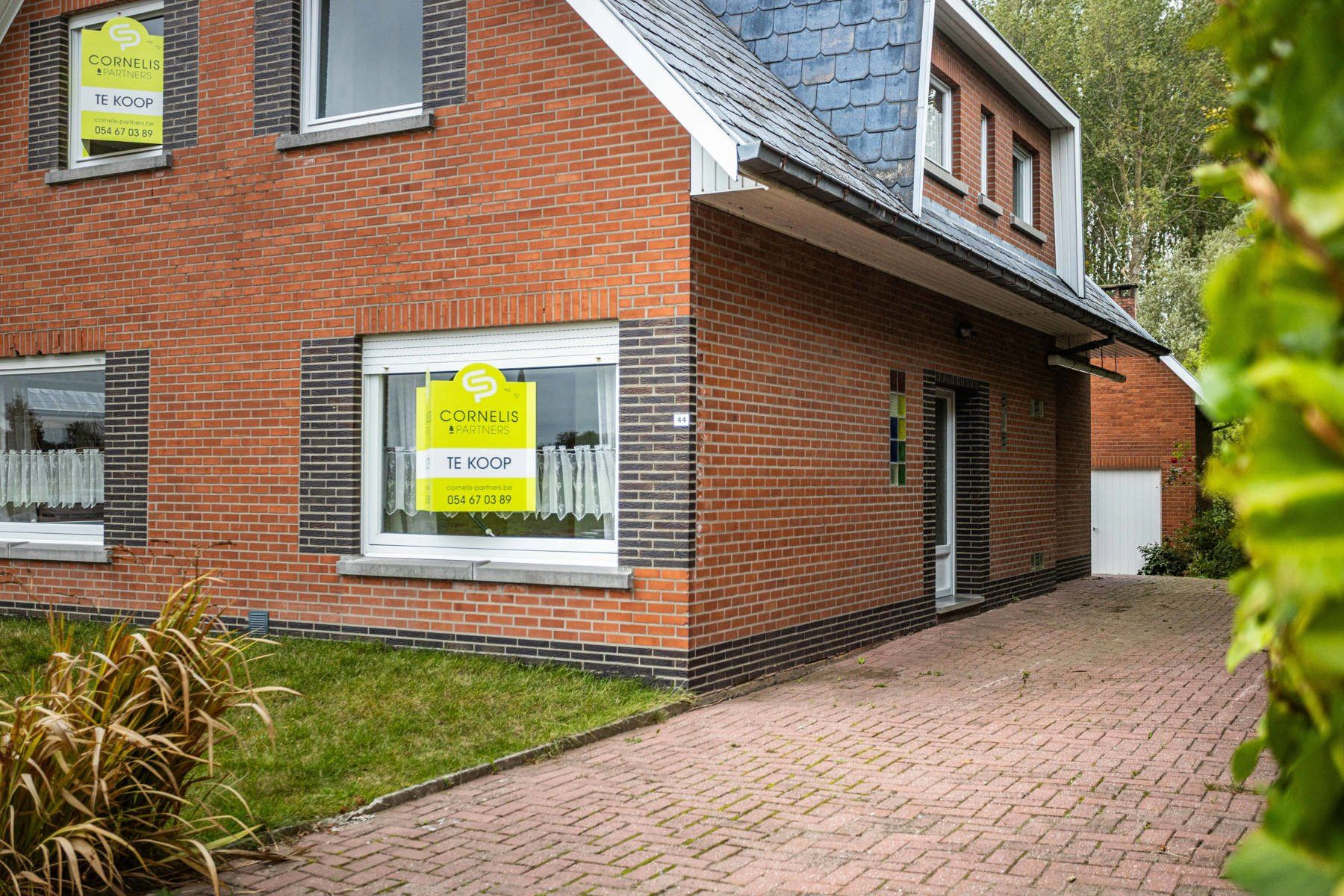 Ruime gezinswoning met 5 SLPK en bureau foto 2