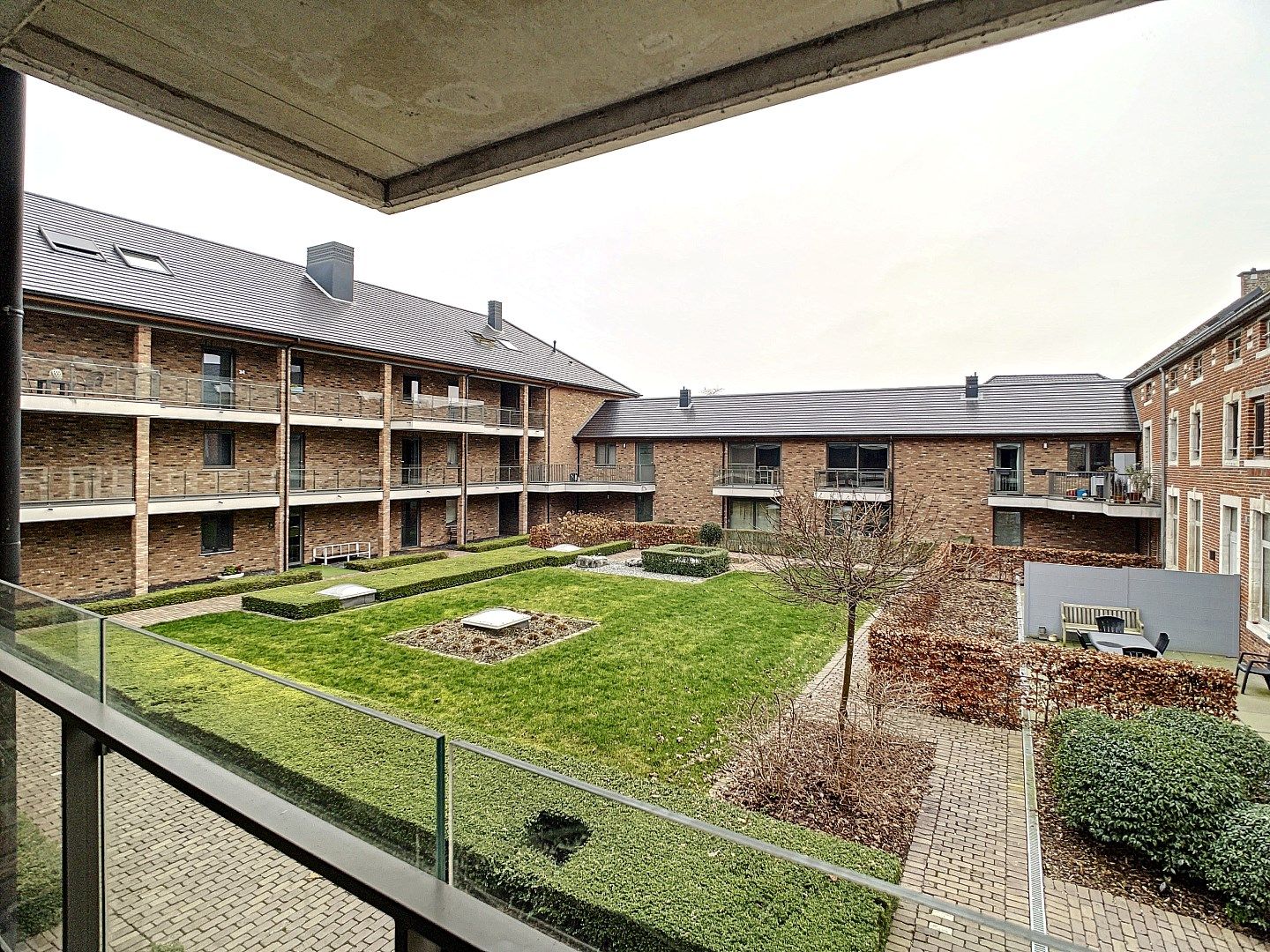 Instapklaar appartement met terras en lift in centrum Hoegaarden! foto 8