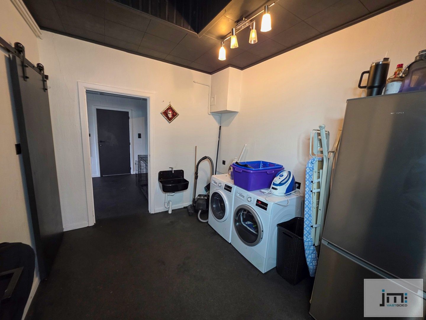 Grote hal (200 m2) met gelijkvloerse woning foto 12