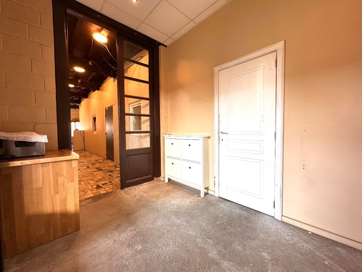 Ruim handelspand met magazijnen, loods, bureelruimte en grote tuin foto 11