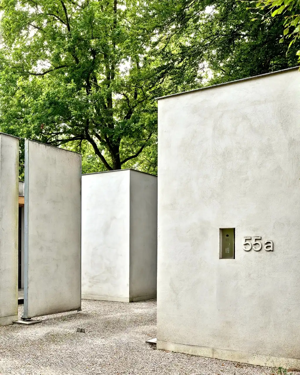 Architecturale laagbouwvilla met binnenzwembad en unieke beleving met het omliggende landschap. foto 2