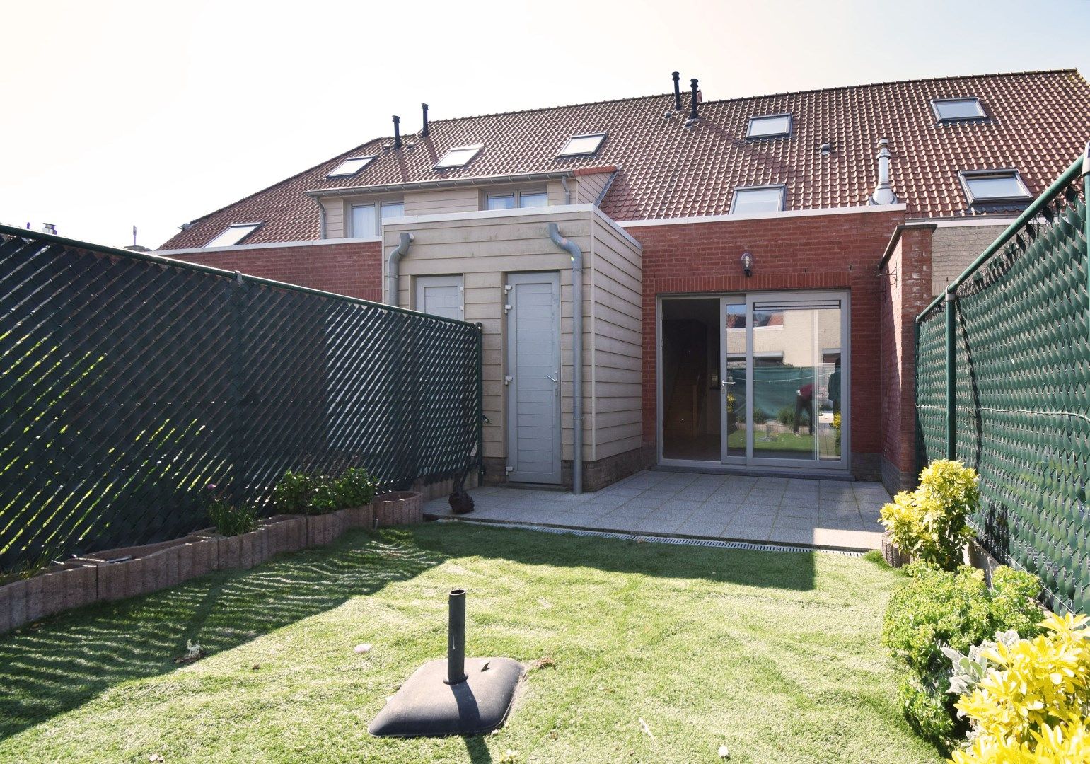 COMFORTABELE RIJWONING MET GARAGE RUSTIG GELEGEN IN CENTRUM MIDDELKERKE foto 2