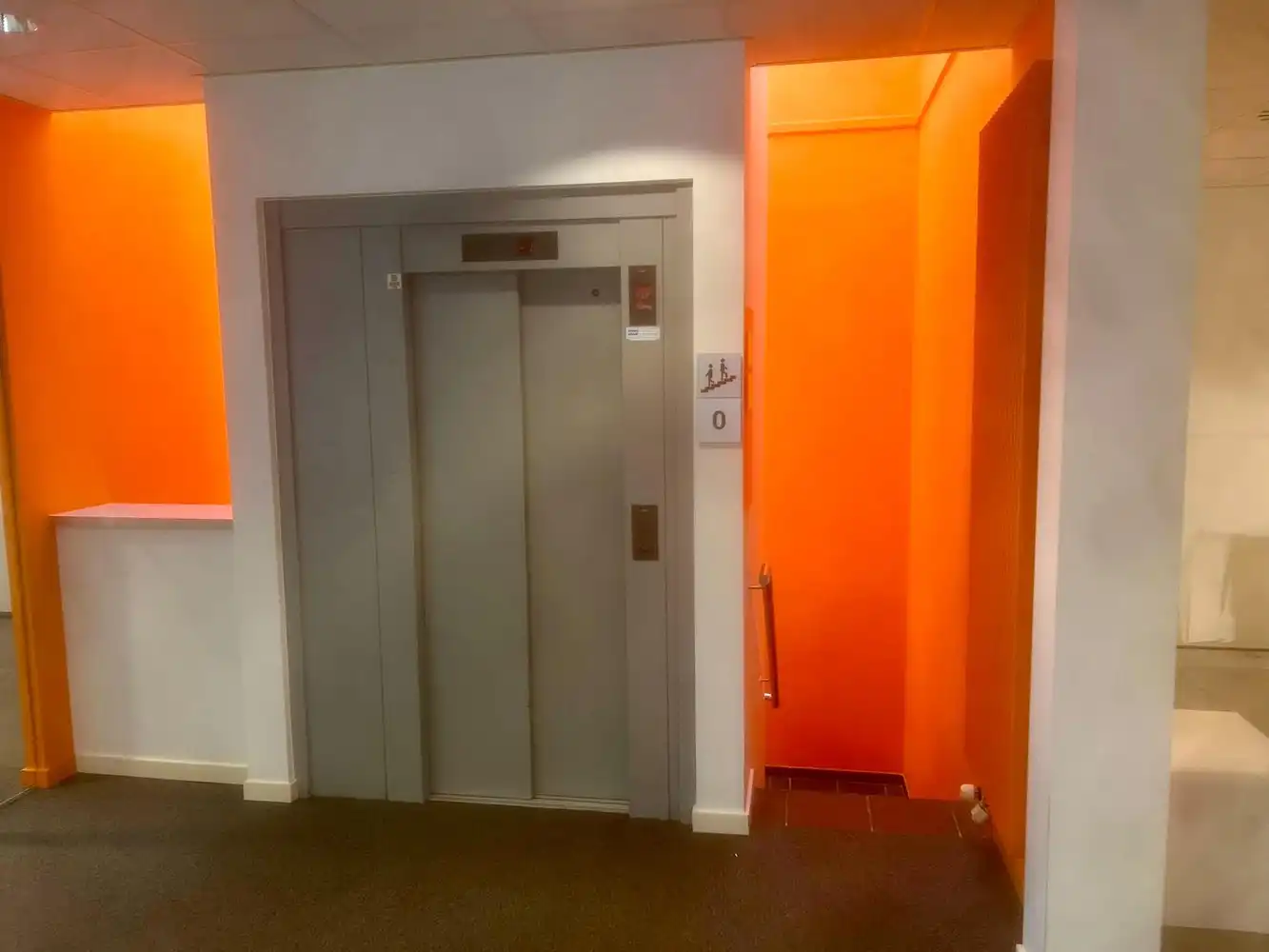Instapklare kantoor- of praktijkruimte met lift en archief nabij Stationsplein foto 8