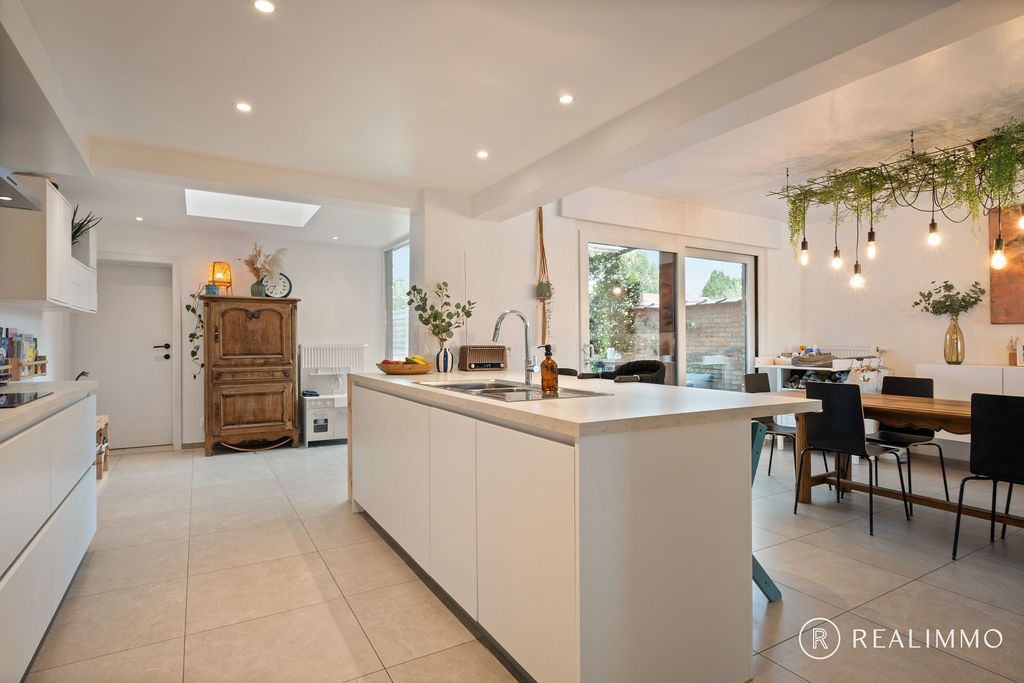 Gerenoveerde woning in rustige straat! foto 2