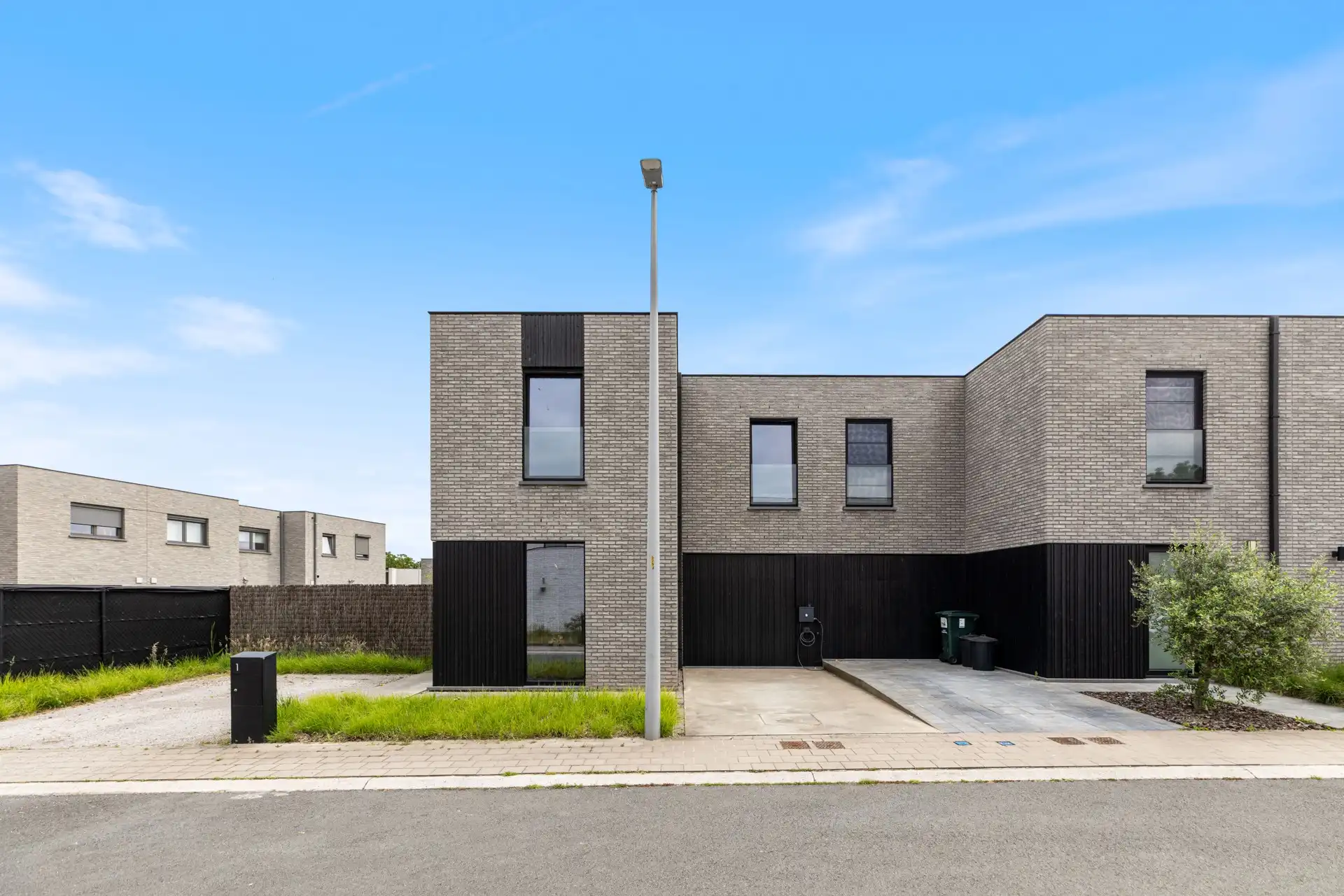 Instapklaar wonen in Rollegem — quasi nieuw, EPC A, zonnepanelen & warmtepomp foto {{pictureIndex}}