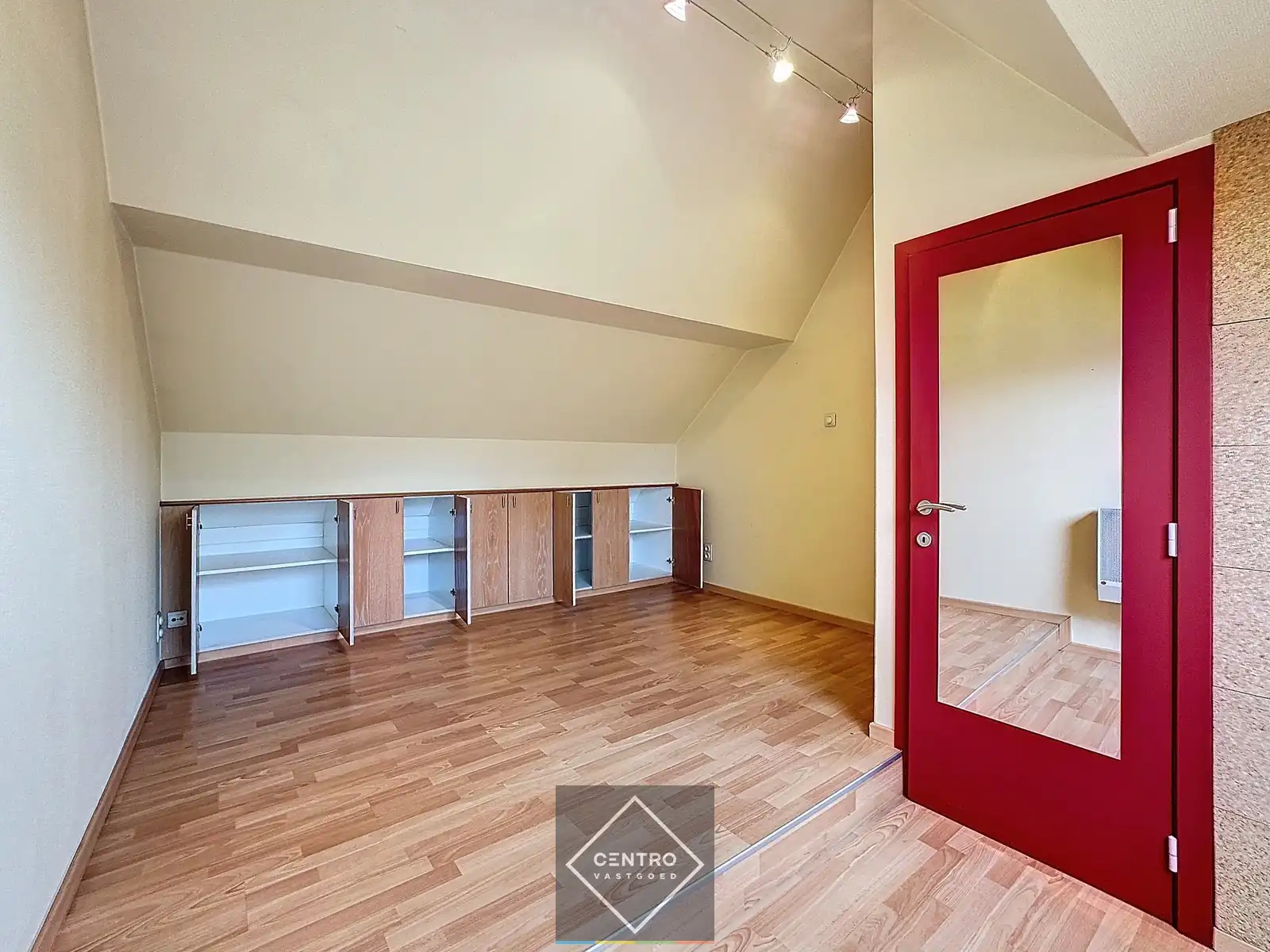 Instapklaar en polyvalent (bestemming) HANDELSHUIS met 4 slpks, ruime GARAGE en tuin. Op zichtlocatie = gratis publiciteit! foto 16