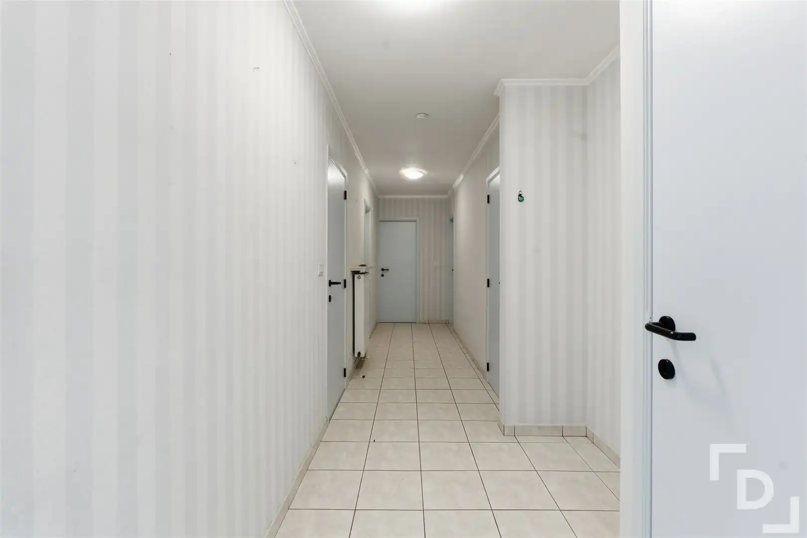 Appartement met 2 slaapkamers en garage te koop in centrum Poperinge. foto 17