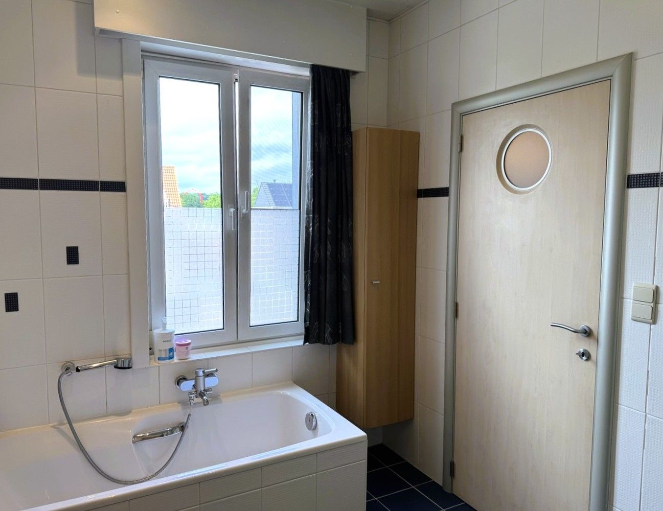 Verrassend ruime woning met achteringang met privéparkeerplaatsen foto 19