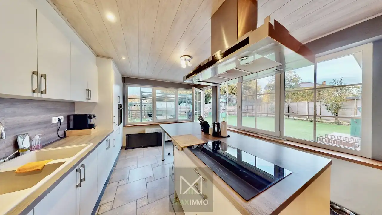 Instapklare gezinswoning met tuin en grote garage in Aalbeke foto {{pictureIndex}}