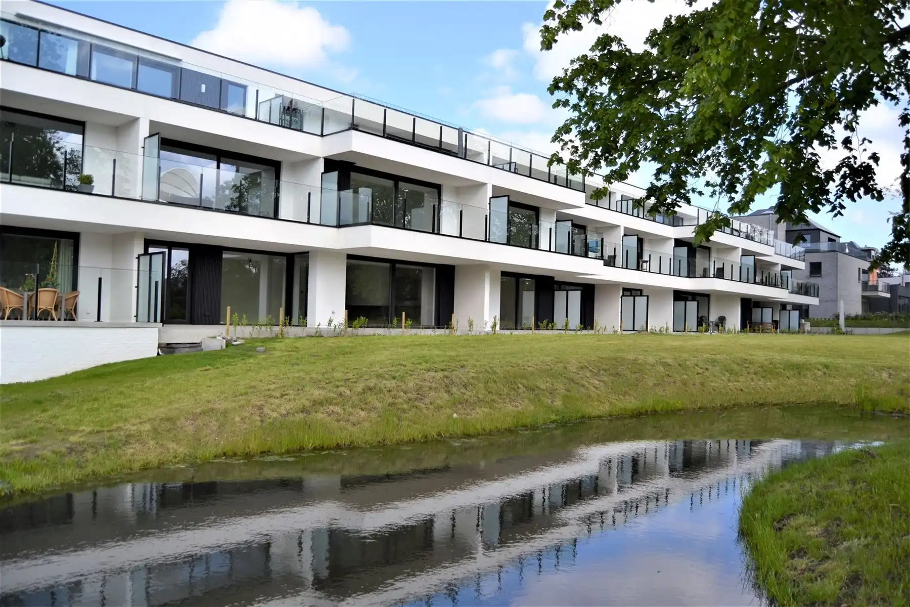 Penthouse met ruime terrassen en open zicht op het groen in Vichte foto {{pictureIndex}}