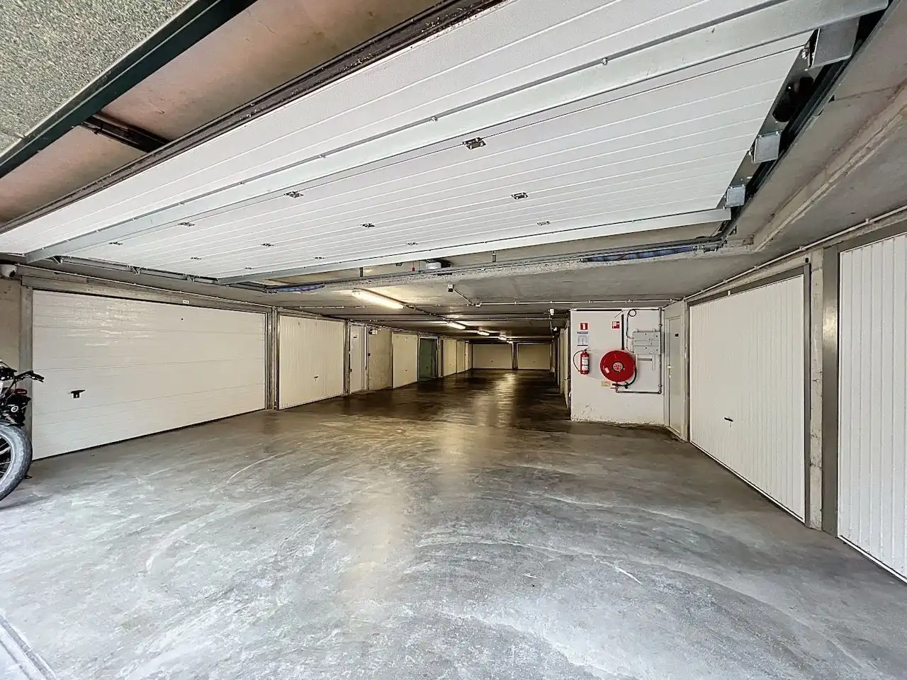 Makkelijk inrijdbare, afgesloten garagebox, gelegen op het gelijkvloers. foto 2