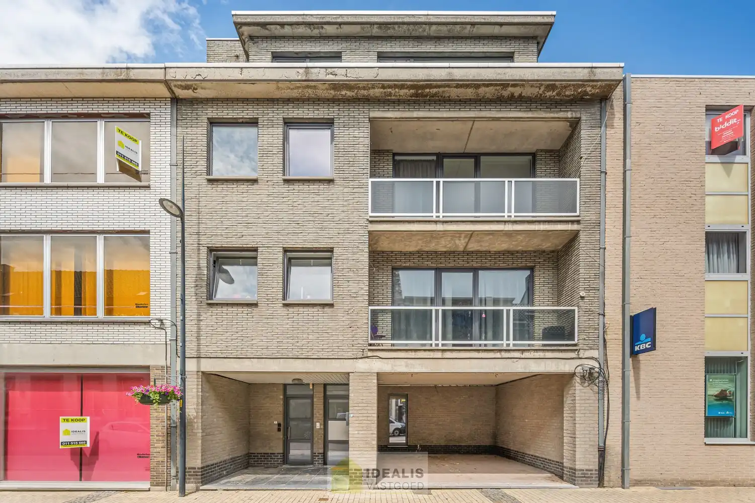 PRACHTIG GERENOVEERD GELIJKVLOERSAPPARTEMENT MET STADSTUIN IN HARTJE HAMONT! foto {{pictureIndex}}