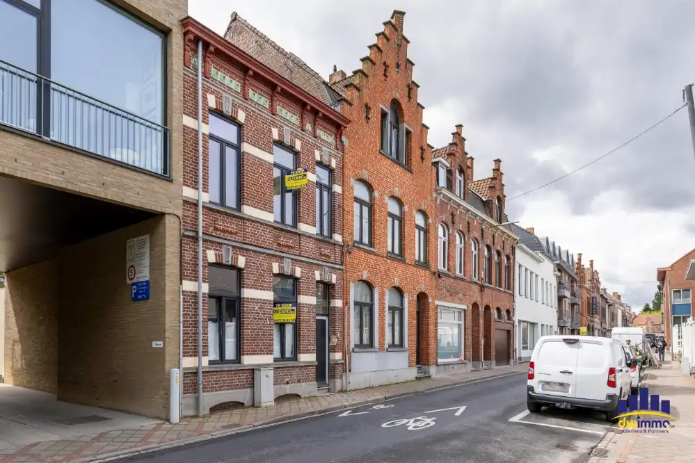 Te koop – stijlvolle herenwoning in renovatie op topligging in Izegem foto 2
