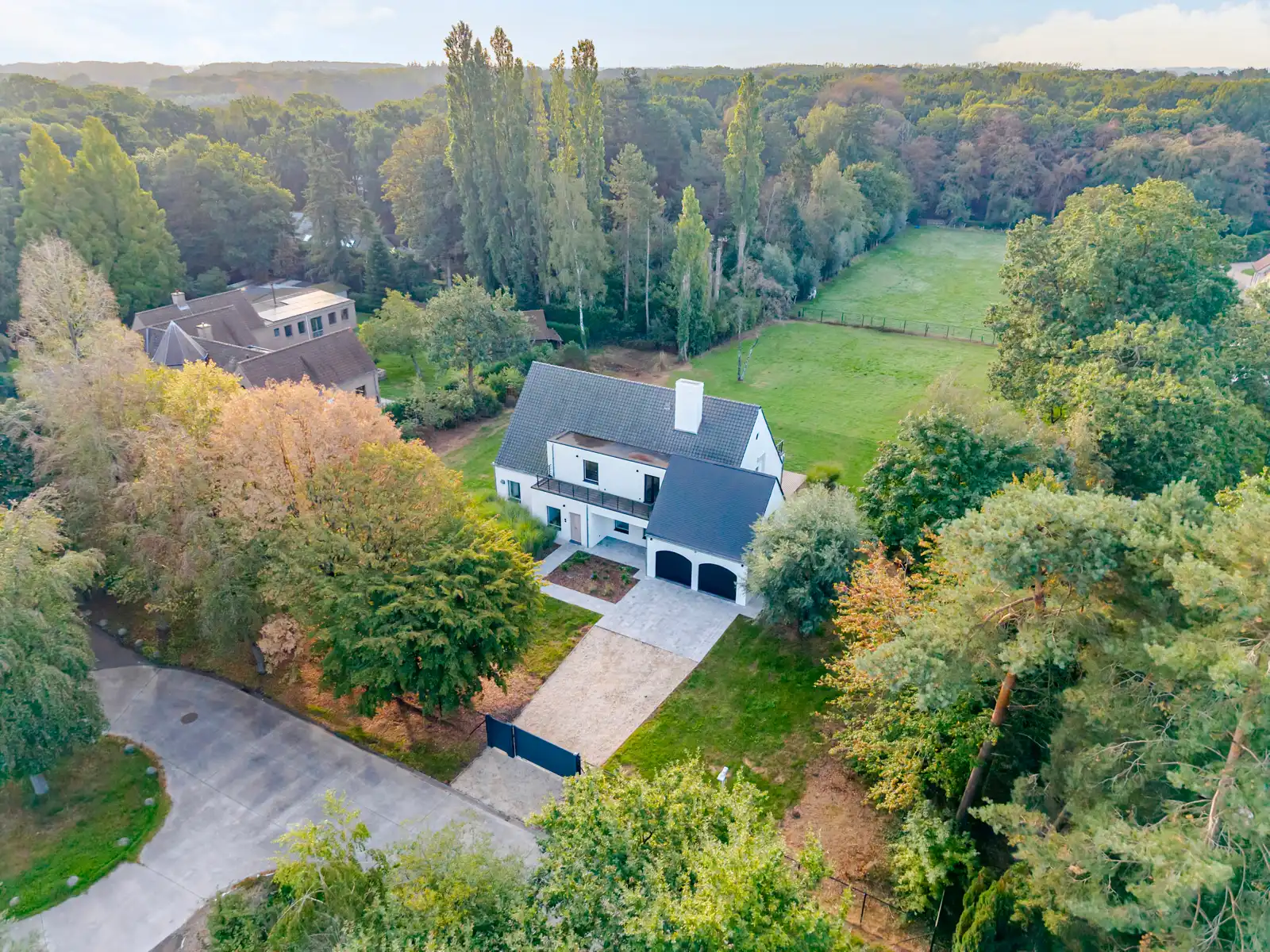 Gerenoveerde villa in een groene omgeving nabij alle invalswegen foto {{pictureIndex}}