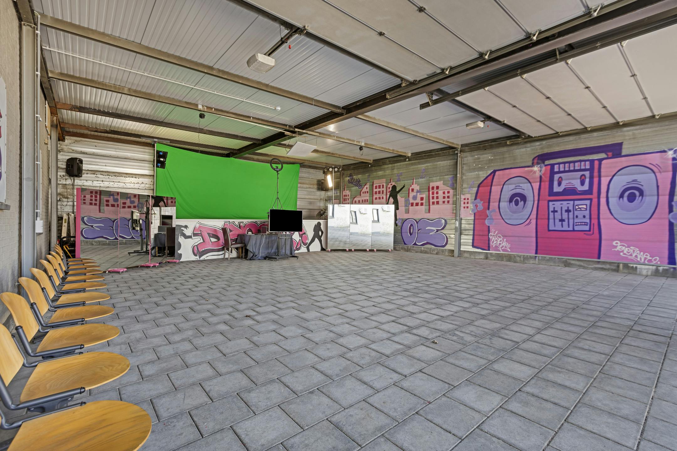 Industriegebouw met conciërge-appartement op 34a 60ca in Maaseik te koop foto 10