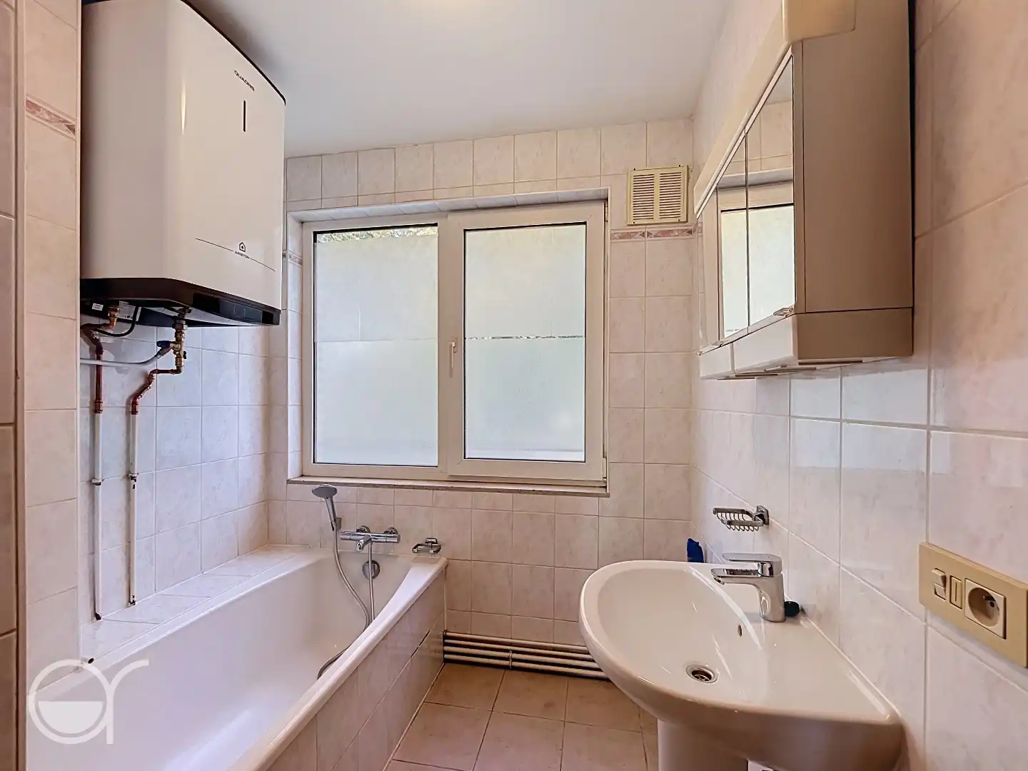 Goed gelegen appartement met garagebox en zicht op het water foto 8