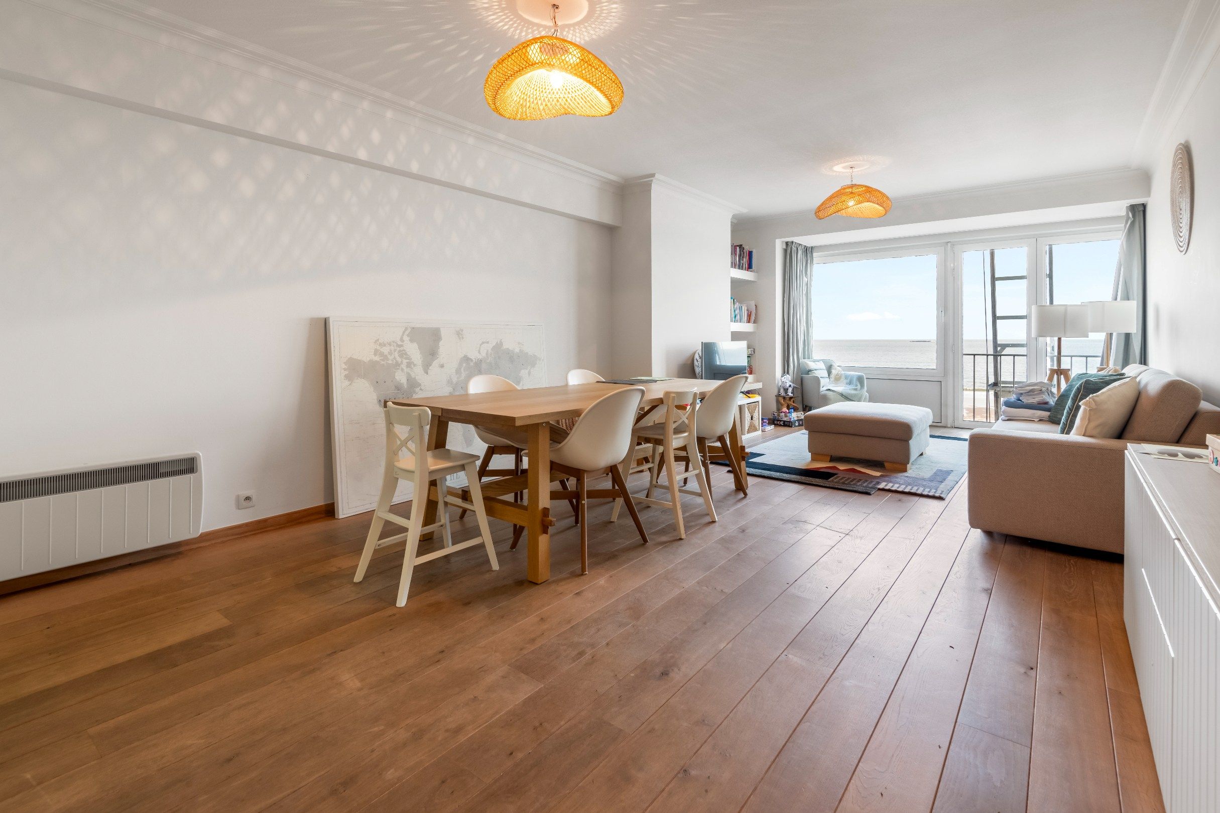 Verzorgd appartement met FRONTAAL ZEEZICHT, gelegen op de zeedijk vlakbij het Albertplein. foto 6