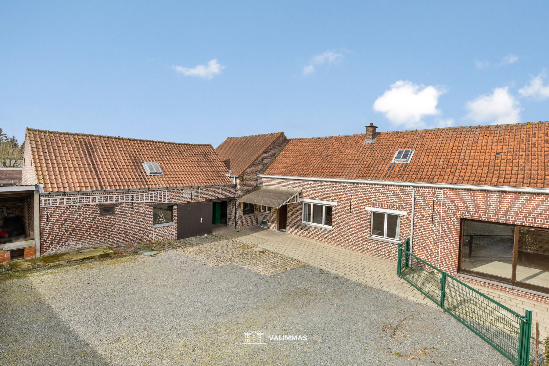 Landelijk gelegen hoeve op 40 are, met bijgebouwen en weide foto 4