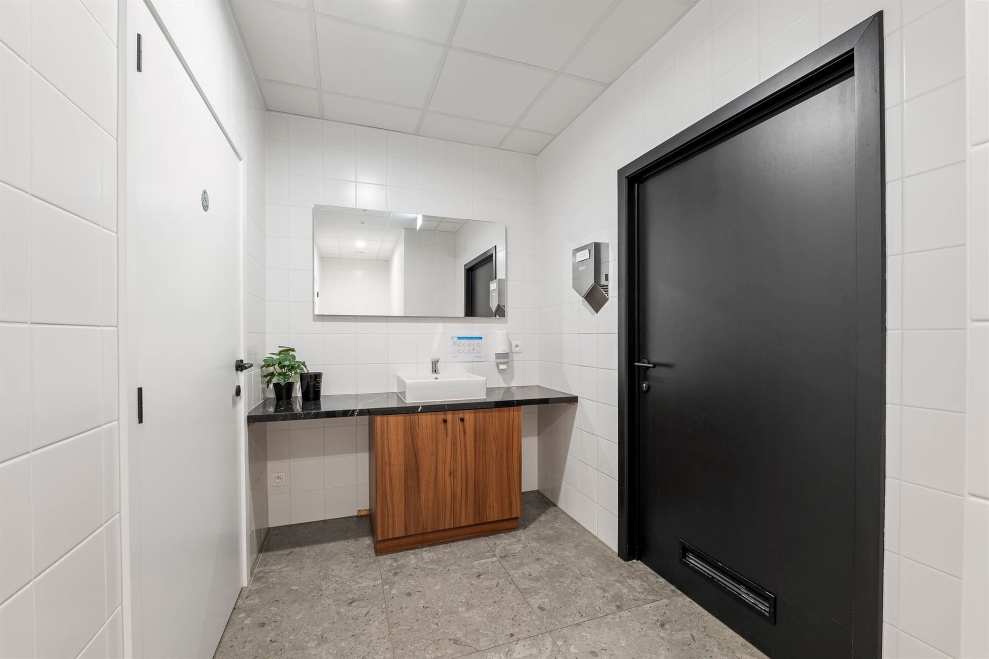 RUIME INSTAPKLARE HANDELSRUIMTE IN HET HARTJE VAN HASSELT  foto 29