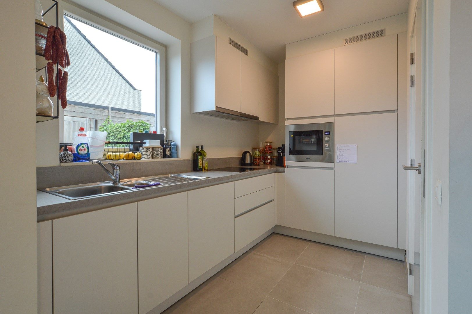 Prachtige nieuwbouwwoning in volledig aangelegd woonerf met 3 slaapkamers, zongericht terras en tuin foto 9