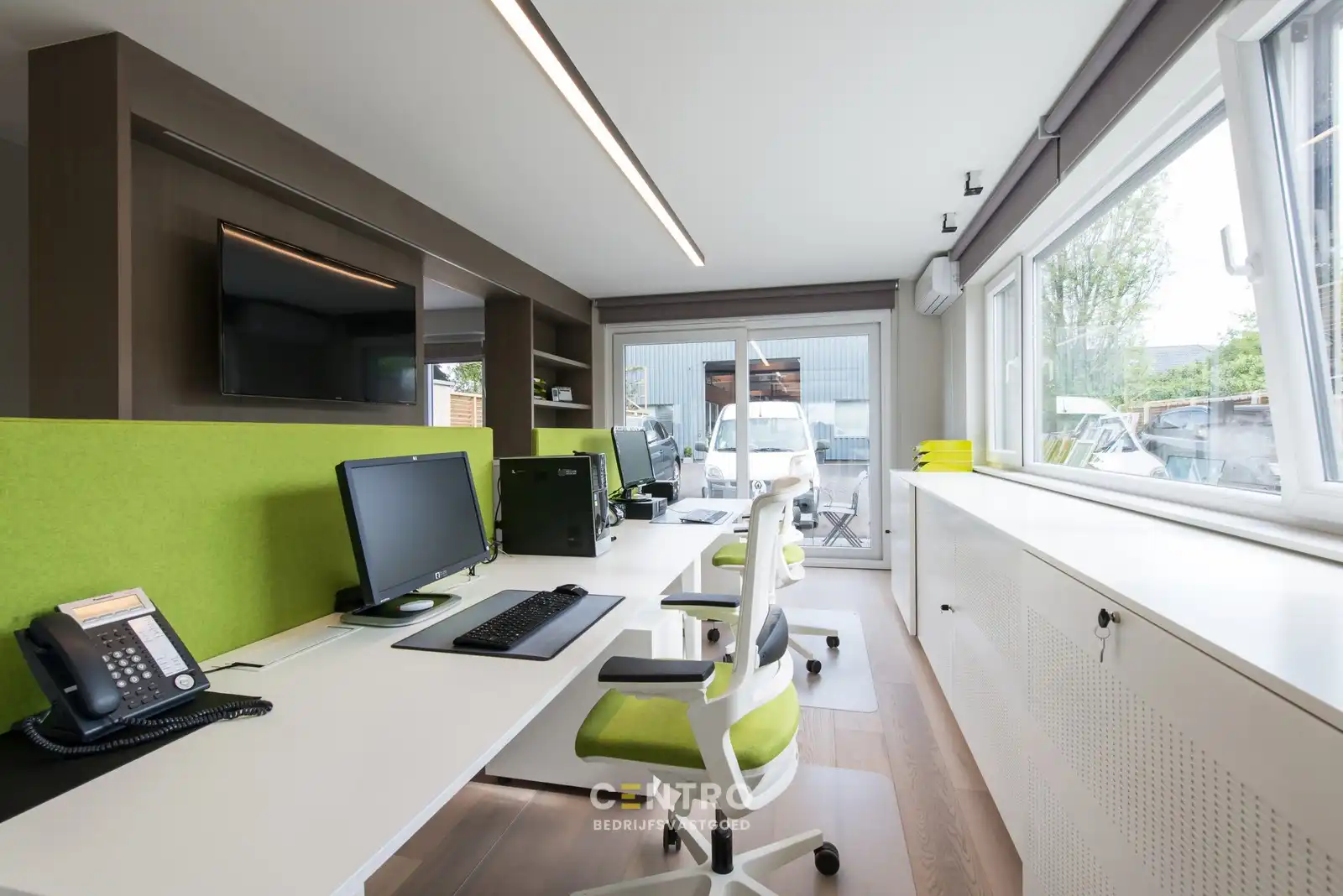 Strategisch gelegen BEDRIJFSPAND met magazijn, kantoren, verhuurd appartement & perceel bouwgrond (villa-bouw) nabij autosnelwegen te 8000 Brugge foto 6