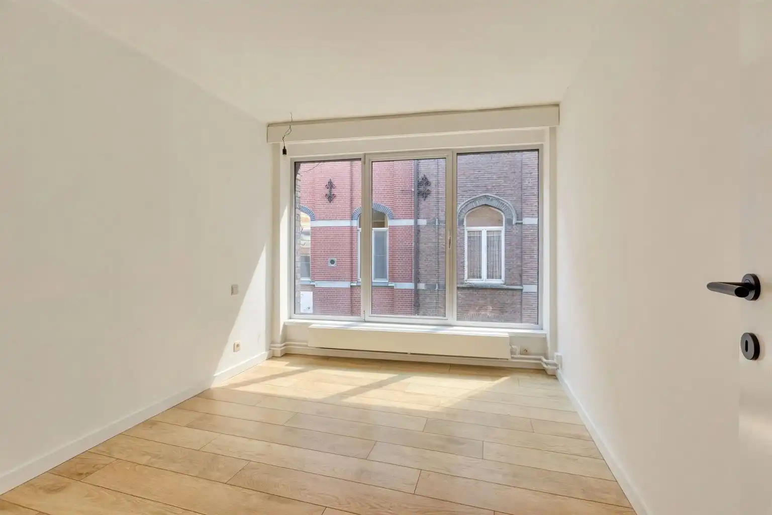 Recent gerenoveerd, ruim en lichtrijk 2-slaapkamerappartement in hartje Maaseik.  foto 9