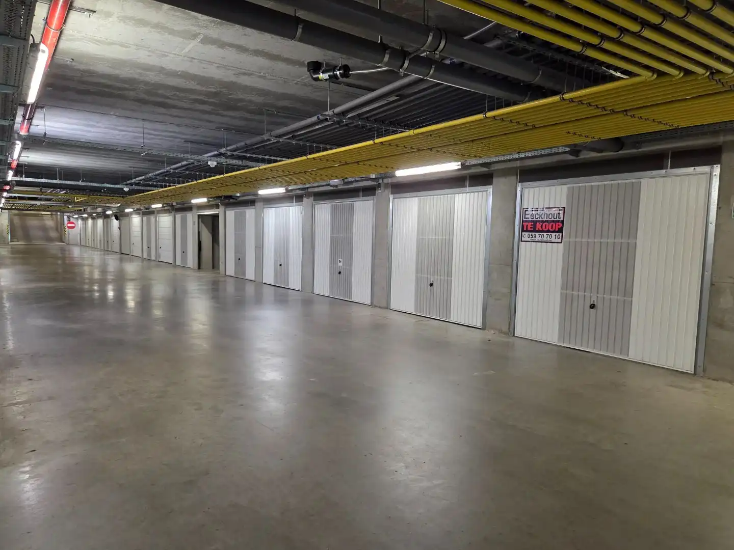 Gesloten garagebox in recent gebouw! foto 2