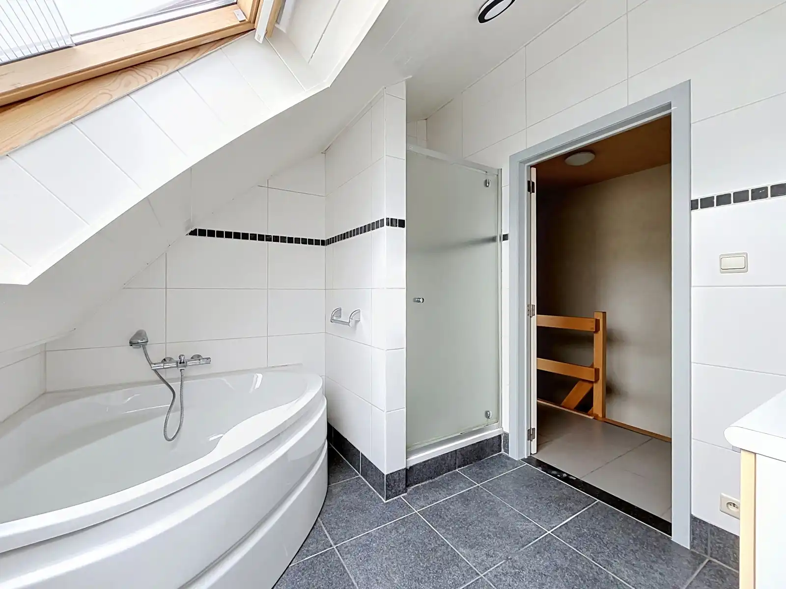 Ruim duplex appartement -  €995 + €50 vaste kosten foto 15