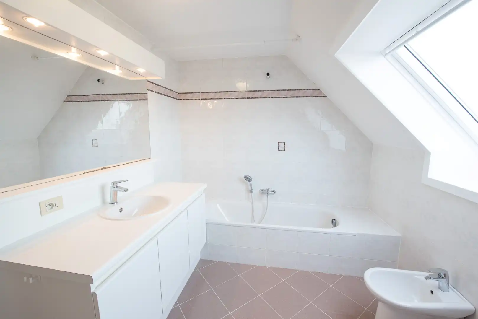 TE KOOP: Ruim duplex-appartement met 3 slaapkamers met groot terras in centrum Zulte! foto 11