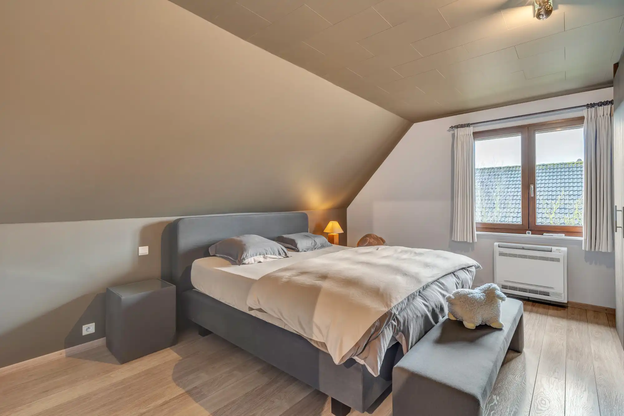 Open bebouwing met tuin, zonnepanelen en garage foto 12