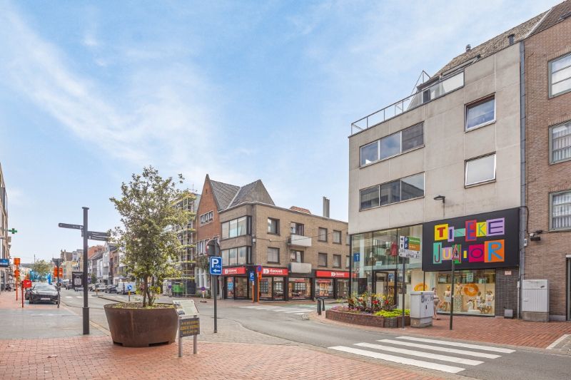 Roeselare-Stadskern. Ruim en degelijk 3-slaapkamerappartement op 50m van de Markt van Roeselare gelegen, 140m2 woonplezier. De ideale investering / verhuurd ! foto 2