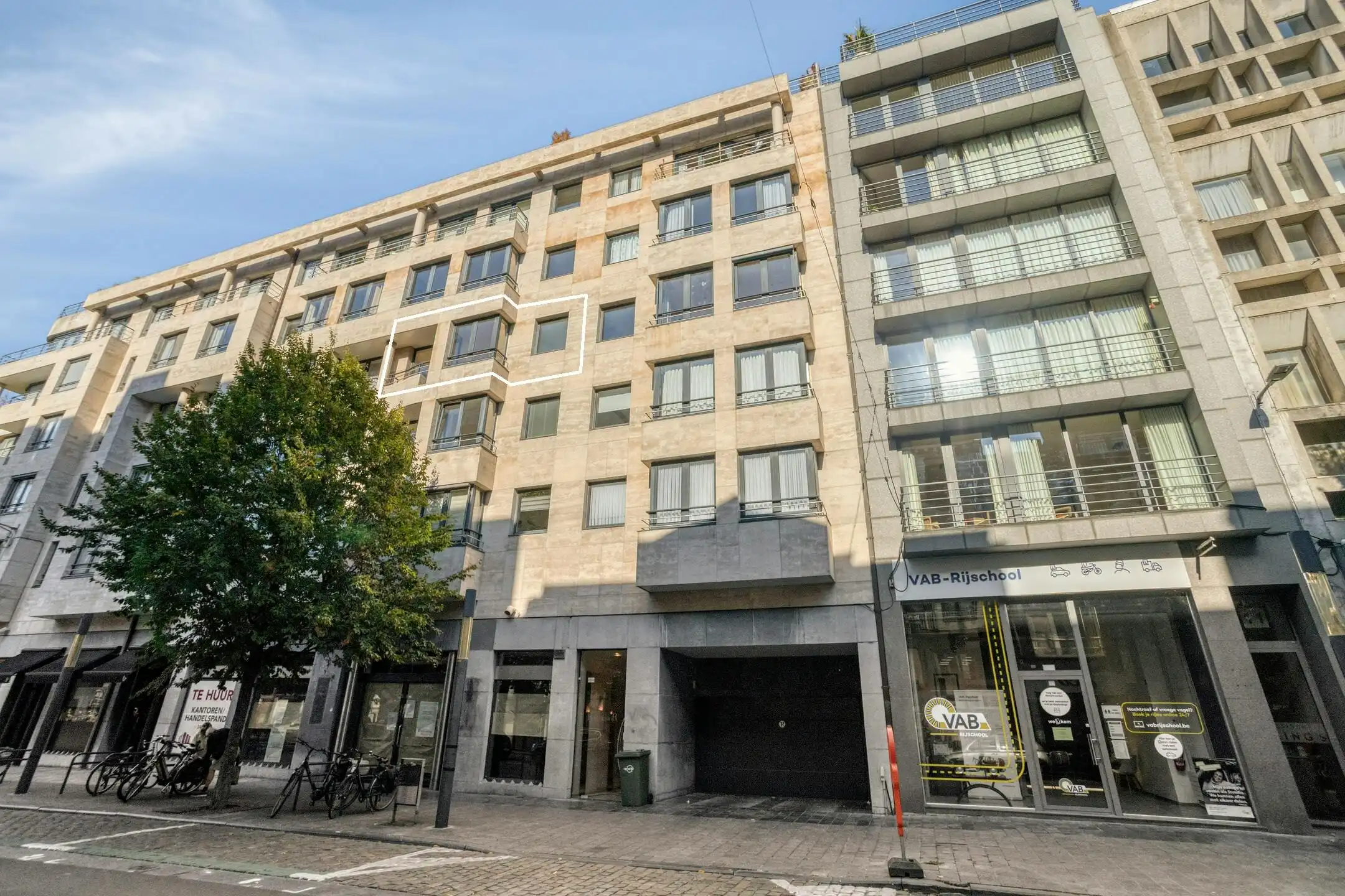 Appartement (97m²) te koop aan de Grote Markt in Kortrijk. foto 16