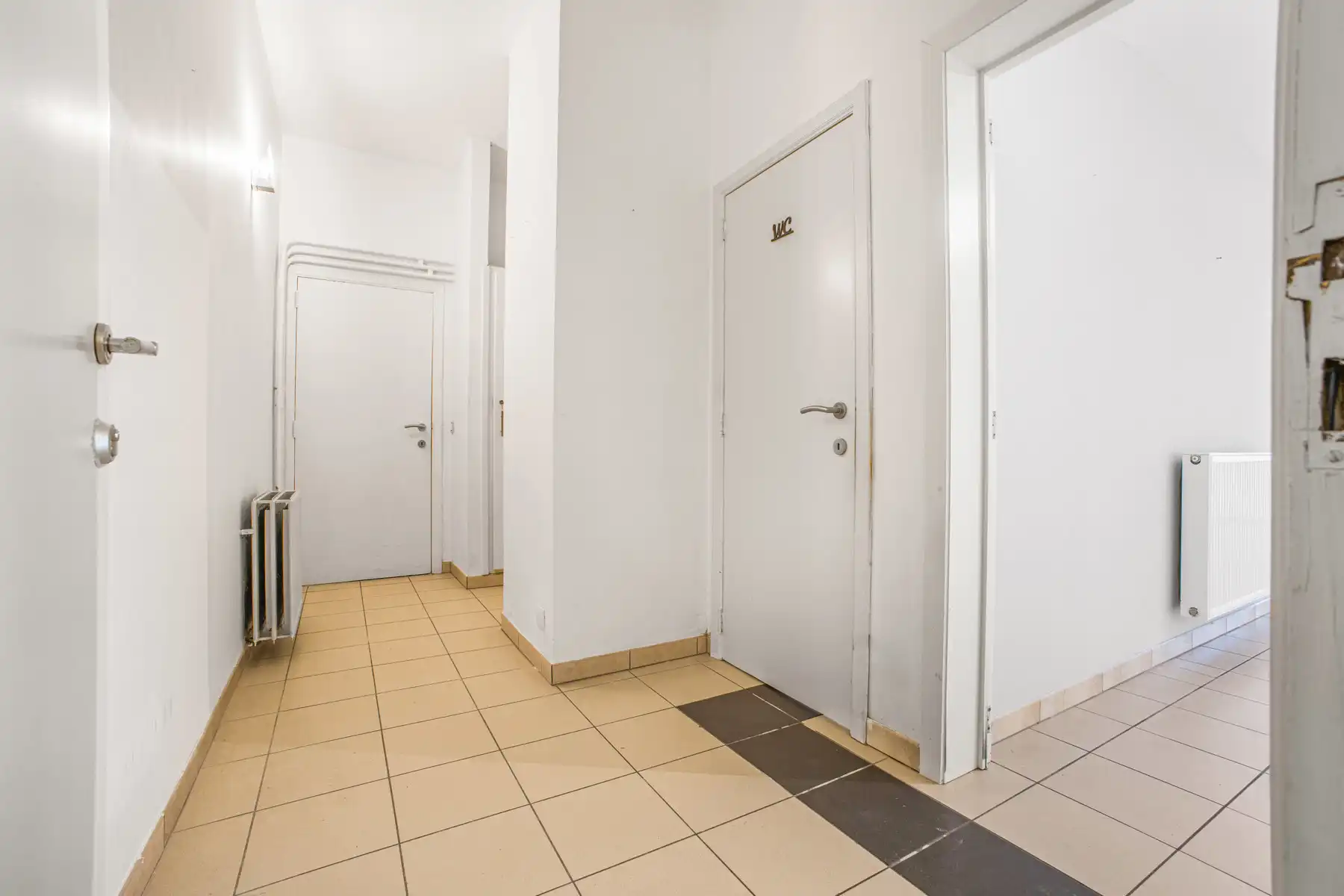 Goed gelegen appartement met koer en garage foto 3