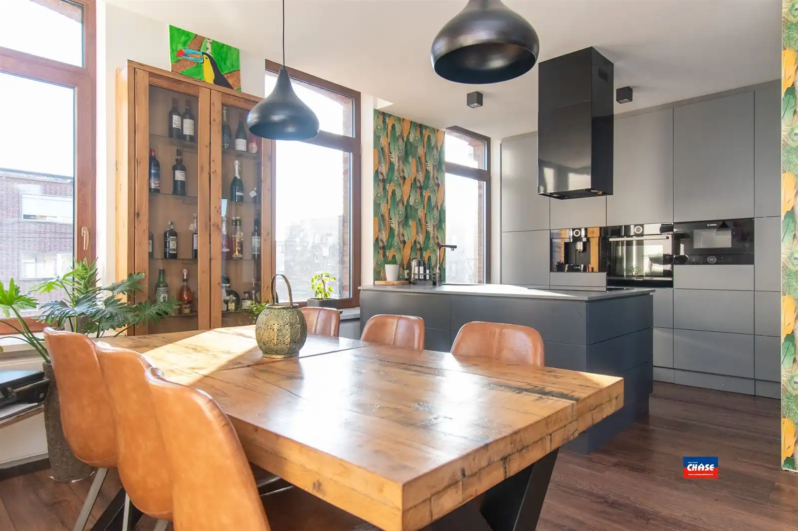 Bel-étage met 4 slaapkamers, 2 badkamers, kantoorruimte, garage en tuin. foto 3