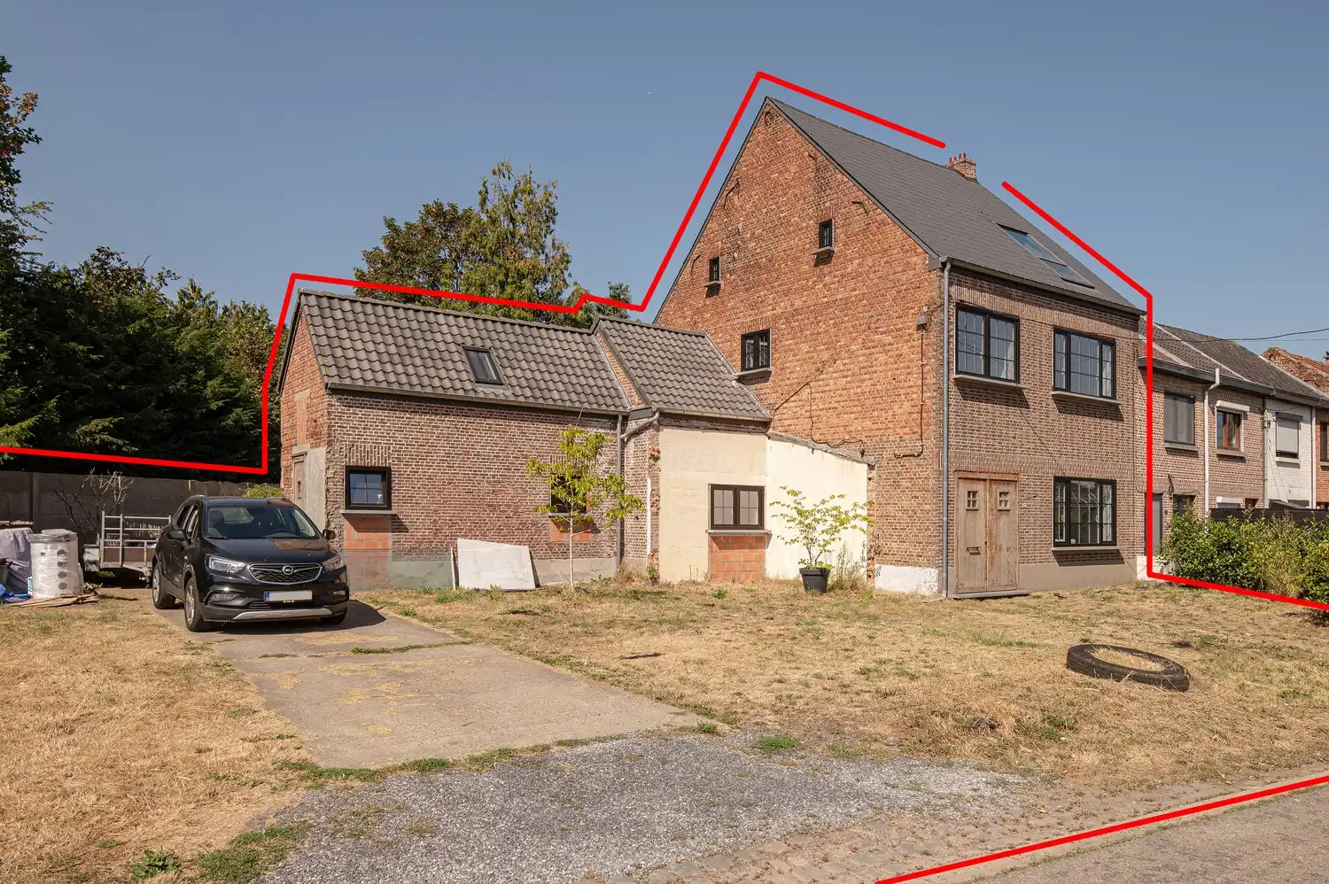 Grotendeels gerenoveerde gezinswoning op een ruim perceel van 1.084 m². foto {{pictureIndex}}