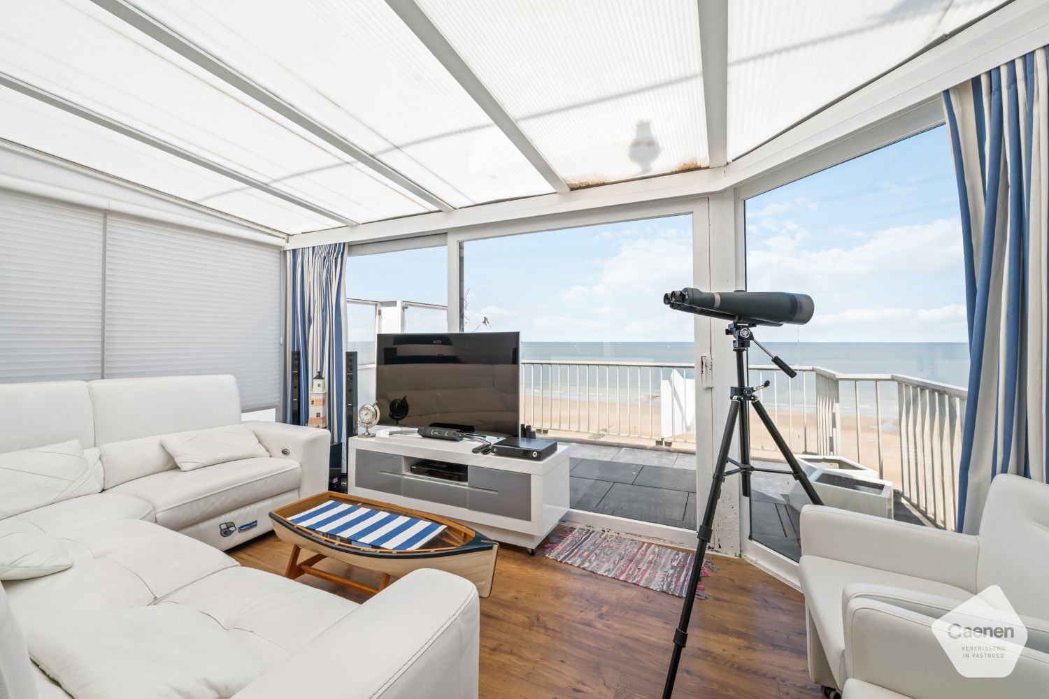 Instapklare gemeubelde penthouse met één slaapkamer en met een prachtig zicht over de zee. Met garagebox op het Casinoplein inbegrepen. foto {{pictureIndex}}