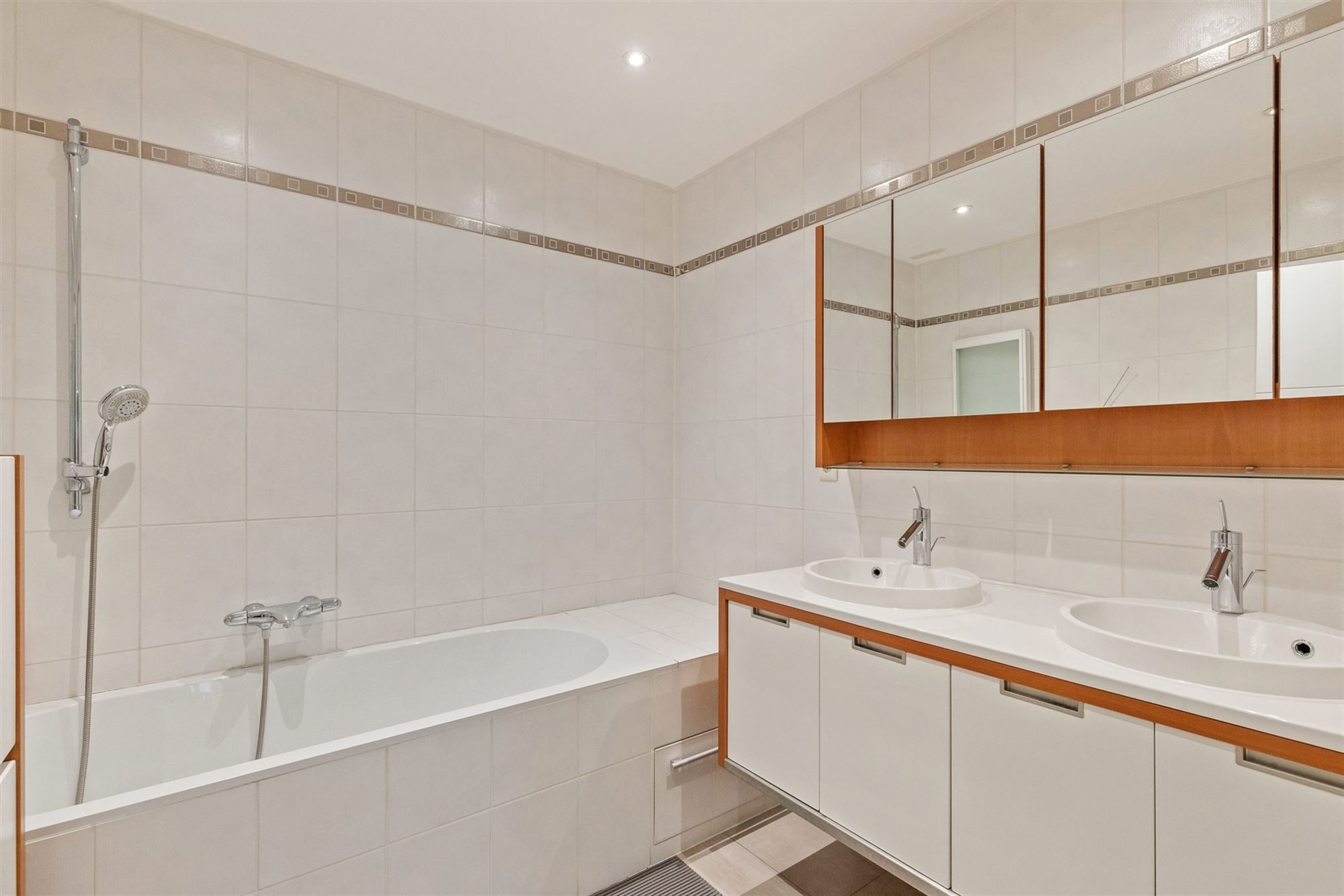 PERFECT ONDERHOUDEN GELIJKVLOERS APPARTEMENT MET 2 SLAAPKAMERS EN RUIME TUIN MET CARPORT EN BERGING TE HEUSDEN foto 16