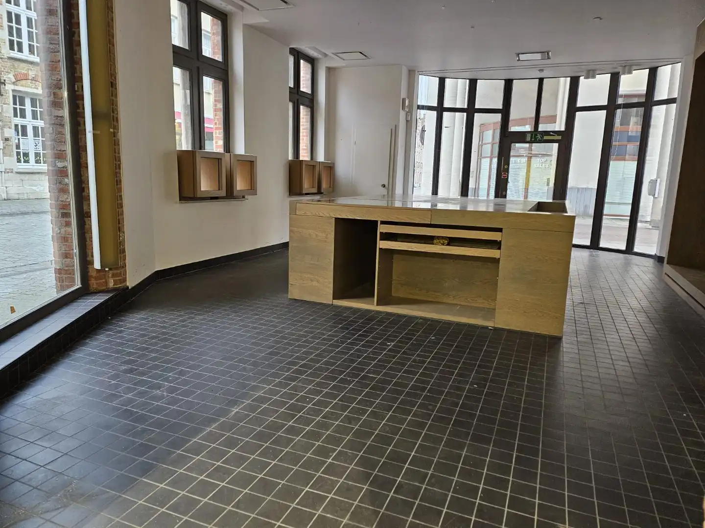 Uiterst goed gelegen winkelruimte met berging in toeristische Katelijnestraat in Brugge centrum! foto 3