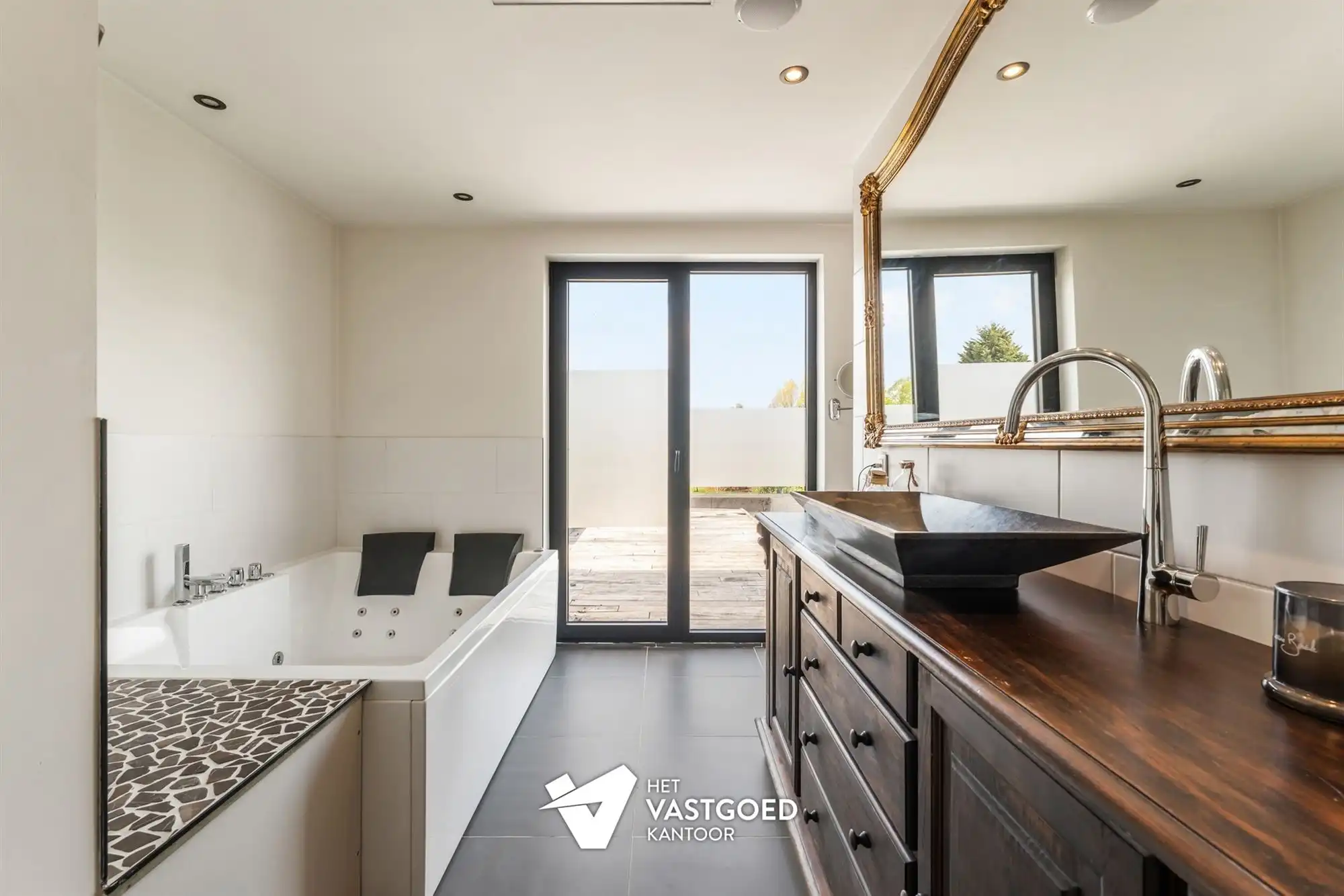STIJLVOLLE GERENOVEERDE WONING GELEGEN OP EEN MOOI UITGESTREKT PERCEEL VAN 11A 64CA TE BEVERLO foto 16