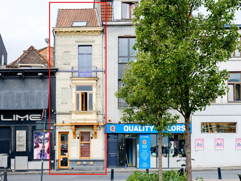 Centrum Gent. Op te frissen handelspand (vrij van brouwer) met mogelijkheid tot bewoning op een toplocatie – Overpoort. foto {{pictureIndex}}