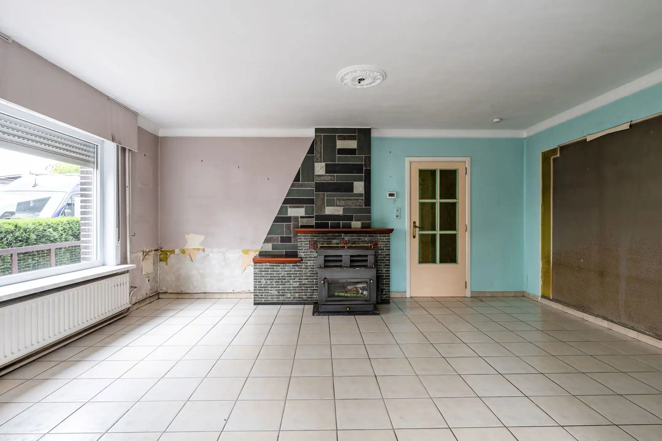 Te renoveren half open woning met veel potentieel!  foto 4