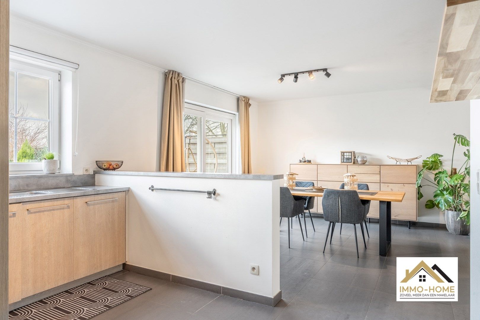 Ruime recente woning in pastorij stijl foto 8