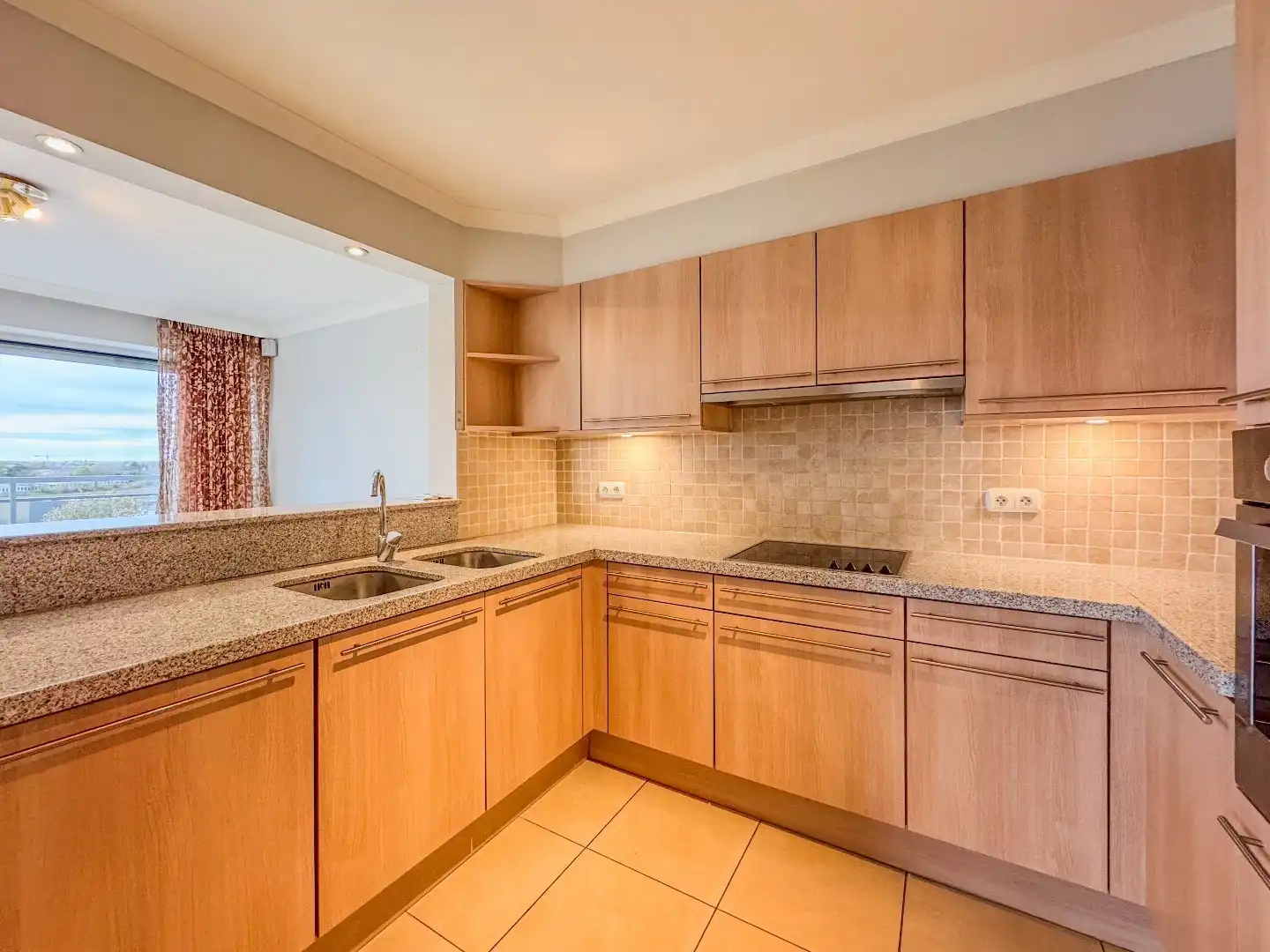 Ruim appartement met 2 slaapkamers en terras met prachtige vergezichten! foto 4