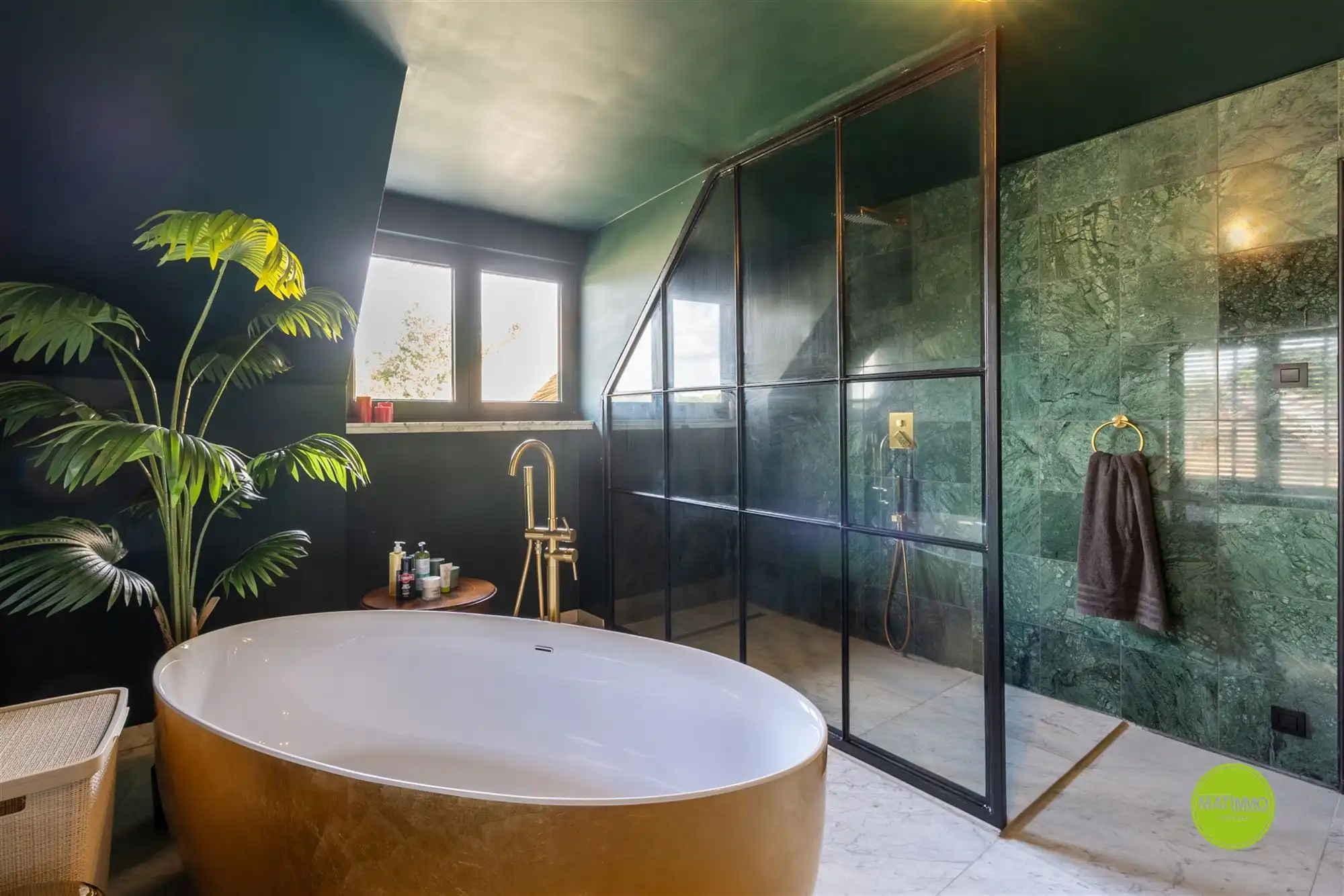 Luxueus gerenoveerde woning met groot stuk grond  foto 33