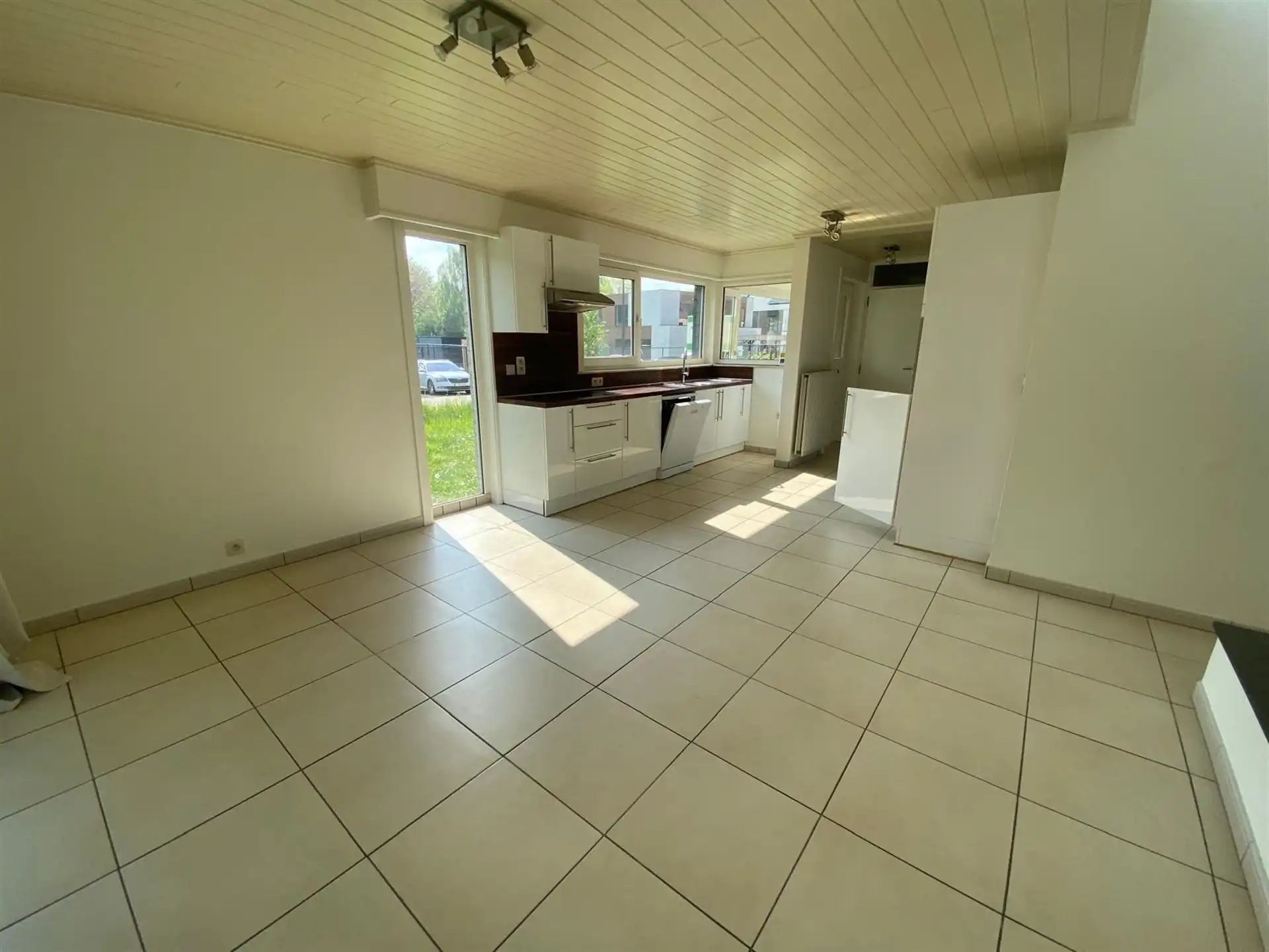 Ruime bungalow met twee slaapkamers en grote tuin foto 7