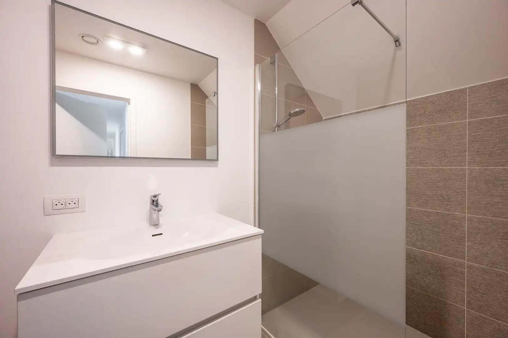 Prachtige hedendaagse villa met zonnige tuin en terrassen op fietsafstand van de zee. foto 35