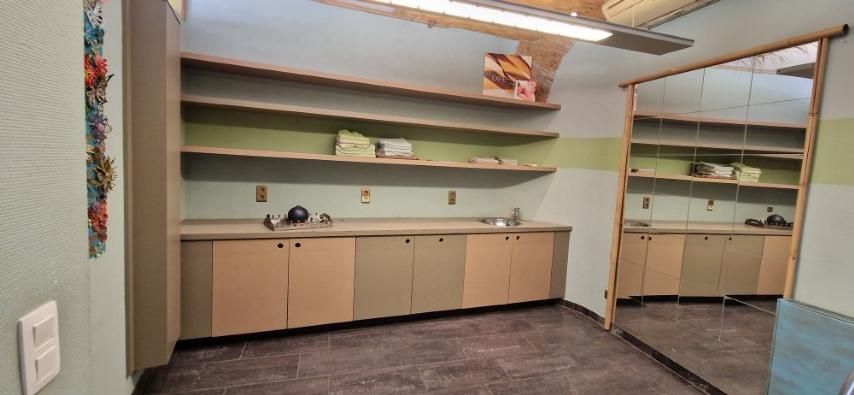 Ruime EENGEZINSWONING met grote leefruimten, 2 slaapkamers en mooi terras, woning met mogelijkheden, op 1 are 33 ca. foto 6