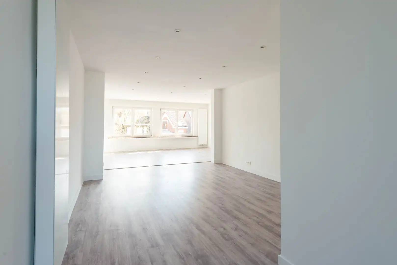 Instapklaar en ruim appartement in het hart van Ekeren! foto 4