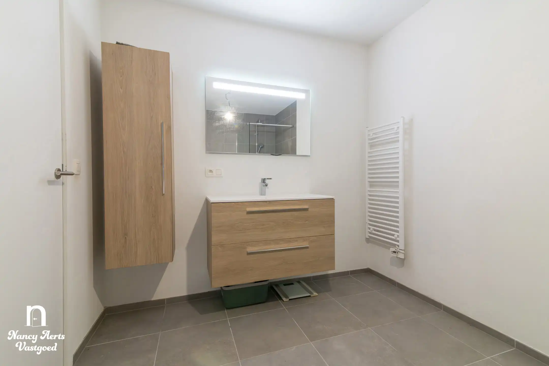 Instapklaar, modern appartement (2023) met gezellig terras foto 14