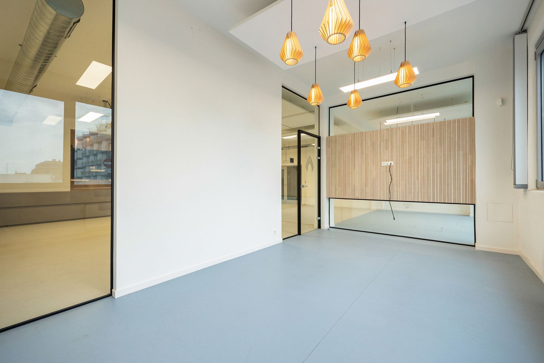 Instapklaar kantoorgebouw te koop in Merksem foto 30